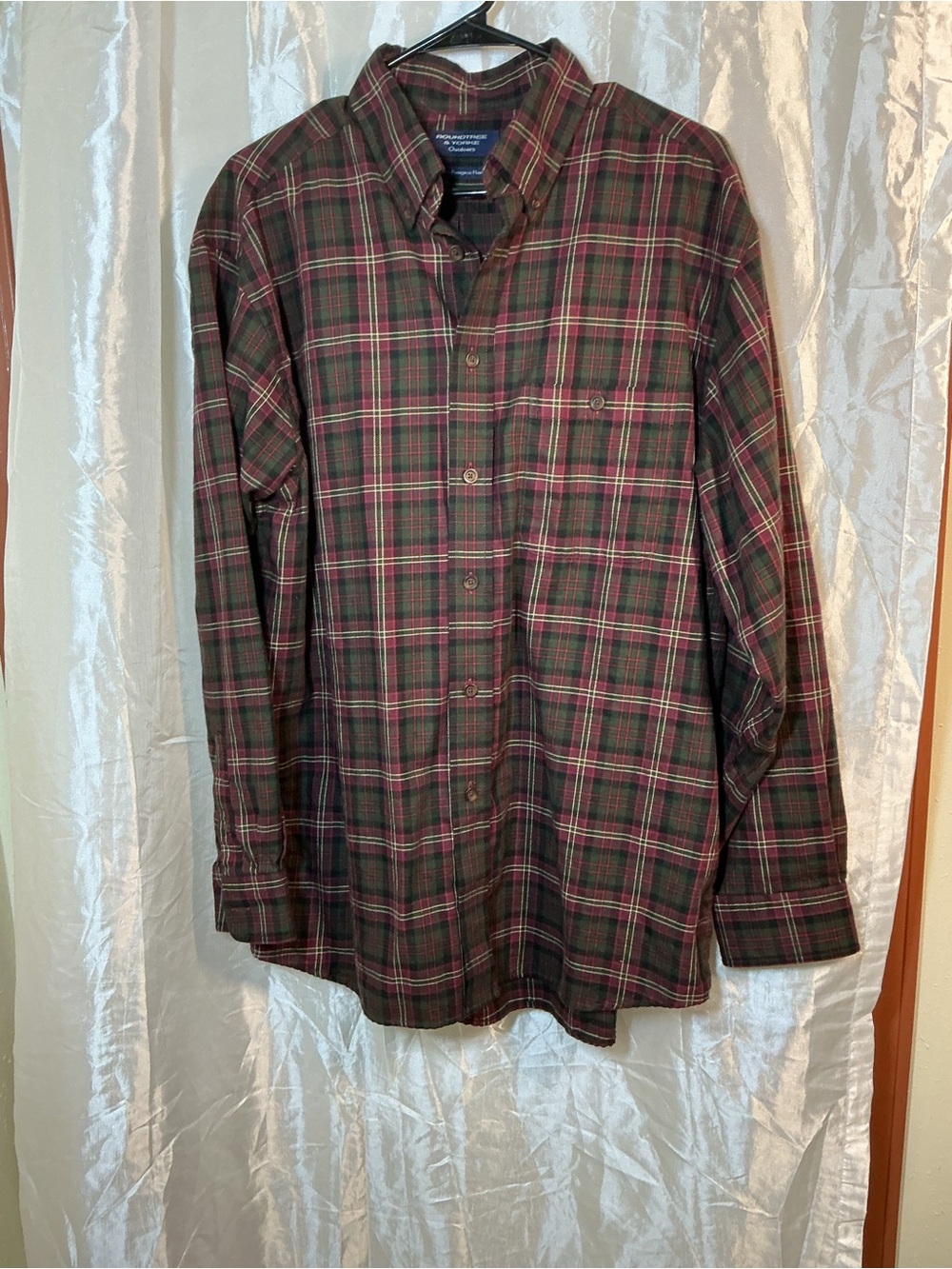 Roundtree & Yorke Men's Red and Green Plaid Button-Down Shirt